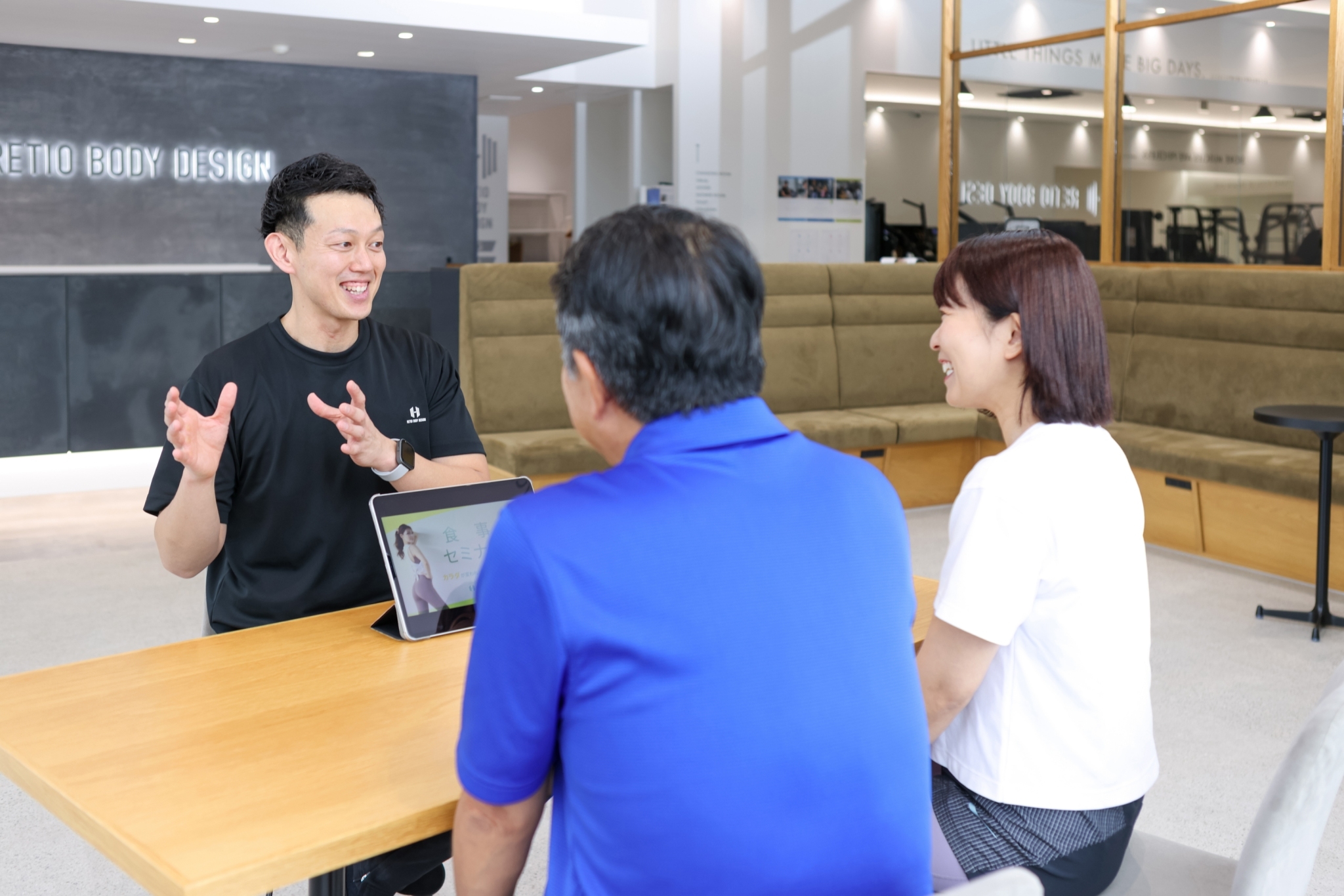 スタッフが料金やプランをご案内するイメージ